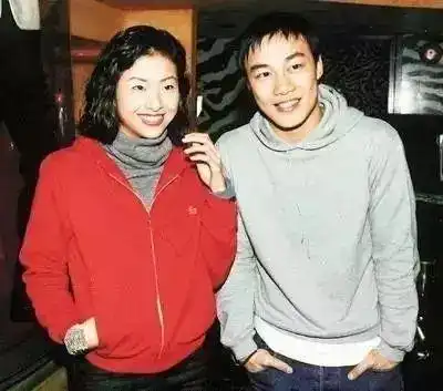 她相貌平平,还超级败家,歌神陈奕迅却说爱她一辈子....