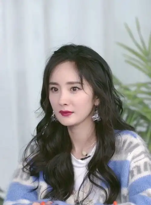 杨幂直播秀美腿,85花已褪去少女感,活动状态却有不一样韵味