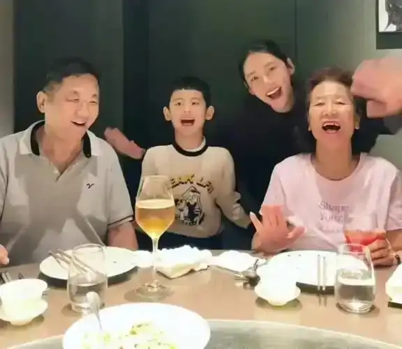 秋瓷炫拍戏回国,公公下厨做八个菜接风,称呼秋瓷炫为女儿好宠溺