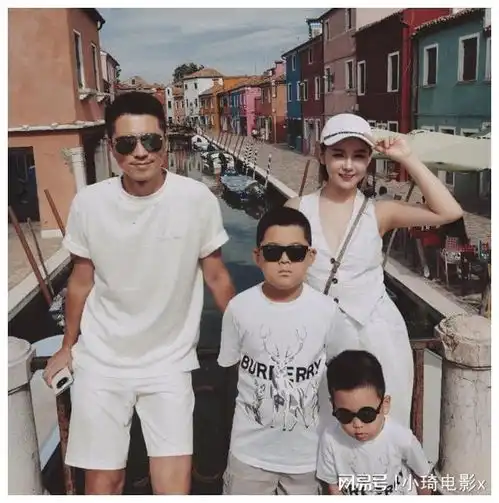 李小萌王雷带俩儿子出游,哥哥像爸弟弟像妈,一家四口全是高颜值