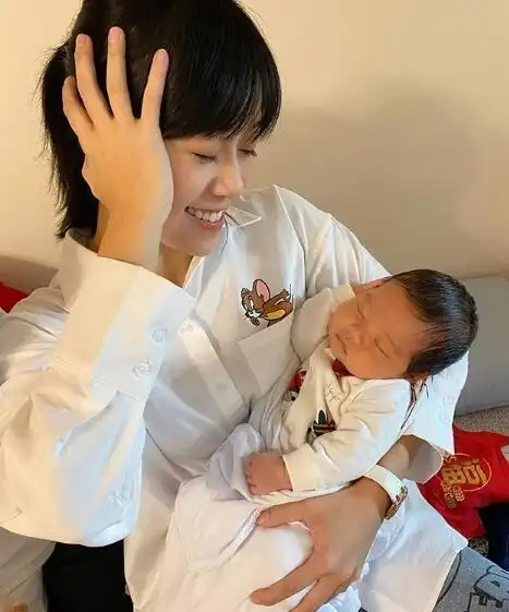 新科视帝陪妈妈购物,买价值3万包包尽孝,姐姐身材长相神似妈妈