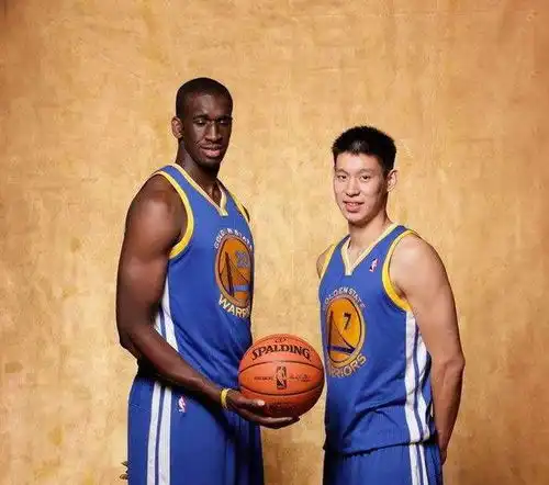 恭喜林书豪加盟nba有戏了,冠军球队对他有意,库里还主动邀请