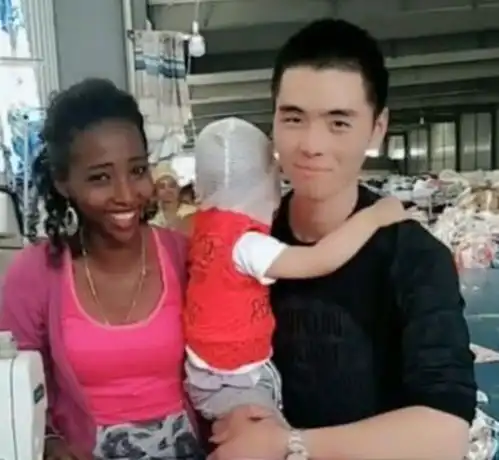 中国男和非洲女生出混血宝宝,孩子转身后,网友基因太强大