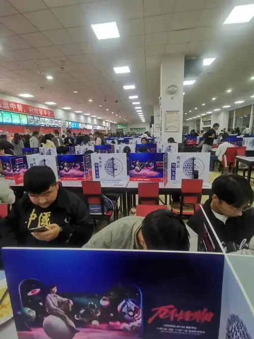 学校食堂用易烊千玺照片做隔板,造型帅气十足,学生称真的好幸福