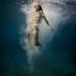 女摄影师水下照片似美人鱼的梦幻世界