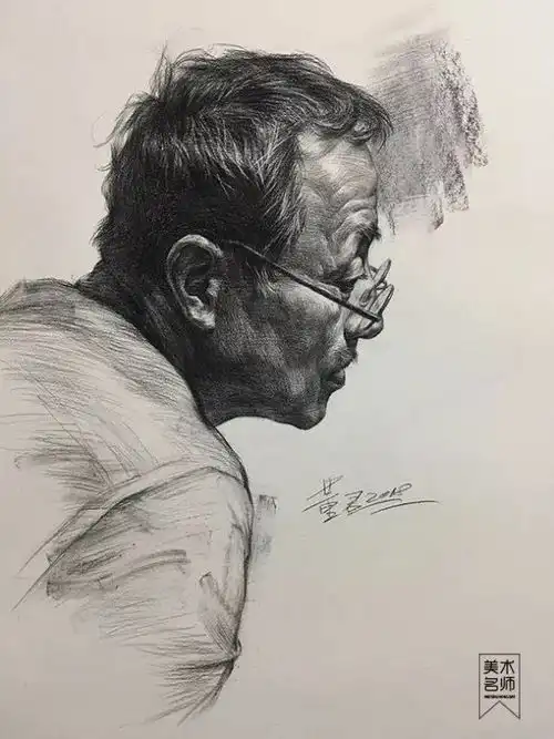 画好素描头像,头部的结构及形体的穿插非常重要董君