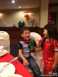 组图姐姐grace与表哥聚会贴面拥抱青梅竹马