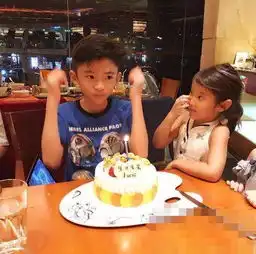 谢霆锋请假为李嫣庆生孩子需要陪伴对比张柏芝儿子庆生心酸