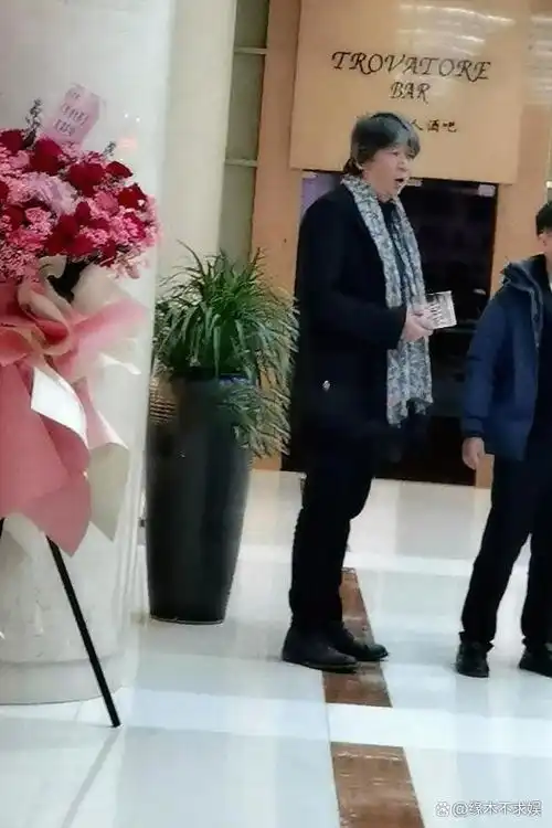 影帝刘烨一双儿女被偶遇,诺一成混血大帅哥,12岁霓娜真人太惊艳