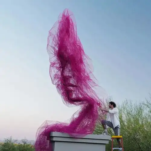 艺术家经过无数次失败,练成独门绝技,用薄纱都能画画