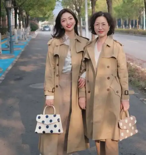 50上海外婆真会打扮,敢和女儿穿同款卡其风衣出门,真自信