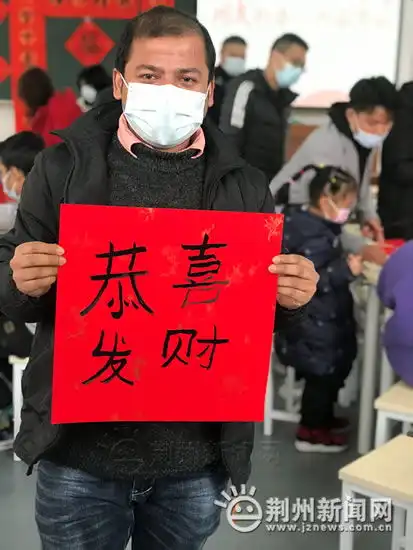 写春联送福字长江大学留学生体验传统中国年