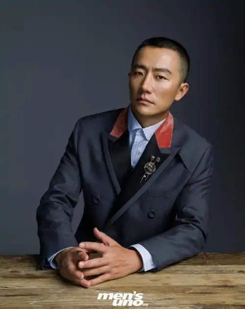 黄轩寸头造型演绎硬汉风,秋季大片来袭,时尚与复古并存