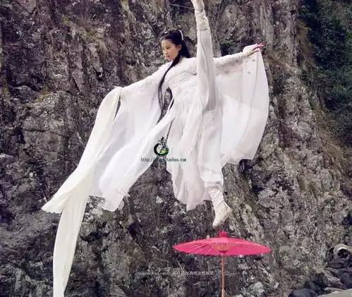 女星古装打戏,刘亦菲美感十足,杨幂干净利落,只服赵丽颖动作