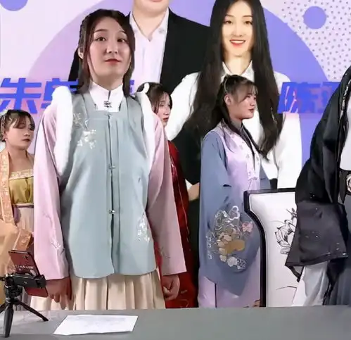 大衣哥儿媳直播带货首秀翻车全程木讷像看客,粉丝纷纷取关