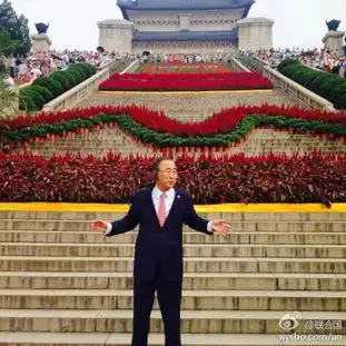 潘基文参观南京中山陵进内殿瞻仰大理石棺