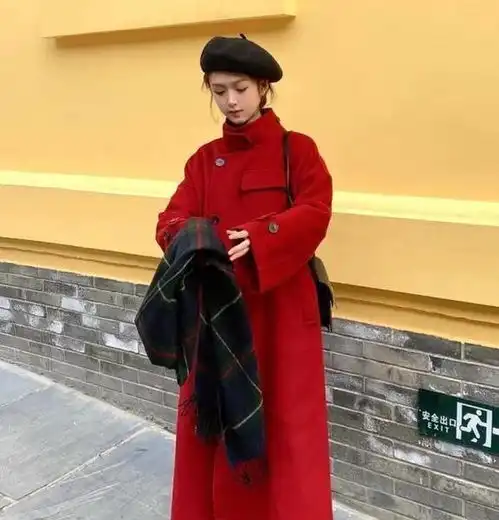今年的时尚博主普遍怕冷,都在穿呢大衣长筒靴,时髦又保暖