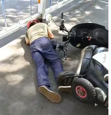 送餐高峰有人连人带车摔到,蓝骑士季爱清出手相助