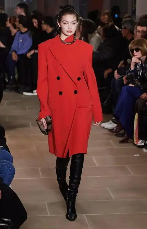 新的一年红红火火,红色安排起来了,这样穿时髦高级又大气