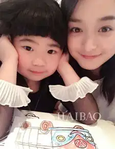 周杰伦把女儿乱弹的音符写成歌小贝不让女儿带脚出门...好想体验下这痴迷的爱