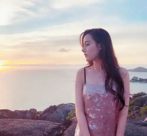 迪丽热巴换风格了,一袭白色通勤装秀出总裁范儿,时髦个性又高级