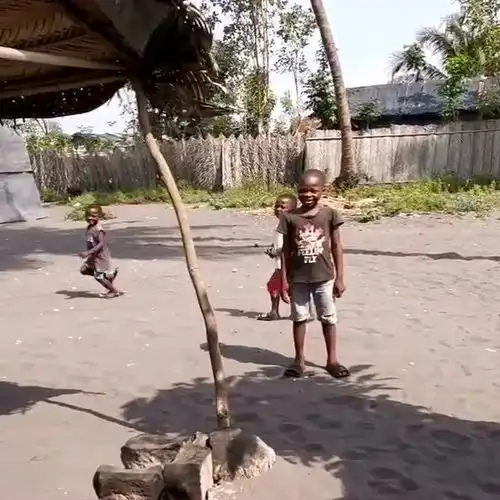 非洲小孩第一次看到中国人,吓的飞跑,我有这么可怕吗