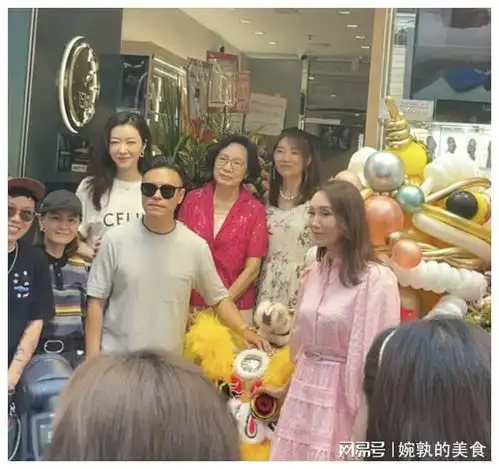 郭可盈弟弟表店开张全家到贺,大姐小妹也在场,姐妹仨都像郭妈妈