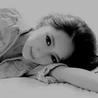 女生趴在桌上的头像女生趴在桌子上头像