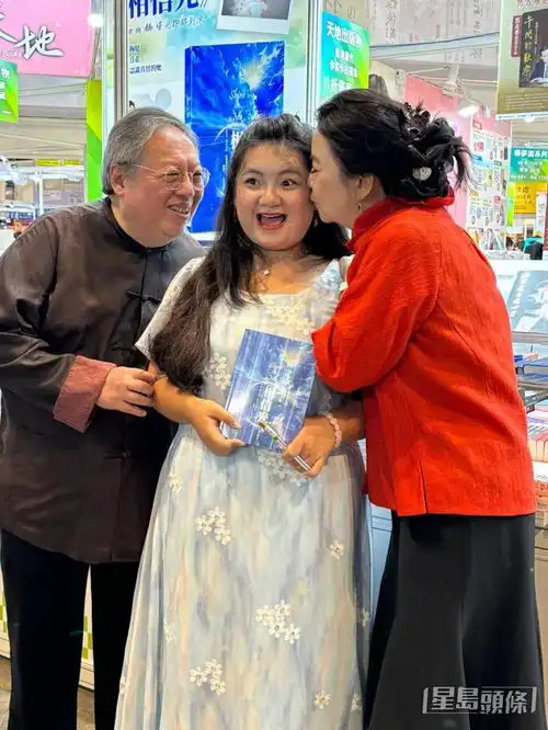 胡慧中与前高官老公罕合体吻贺爱女出新书看好成下一个张爱玲