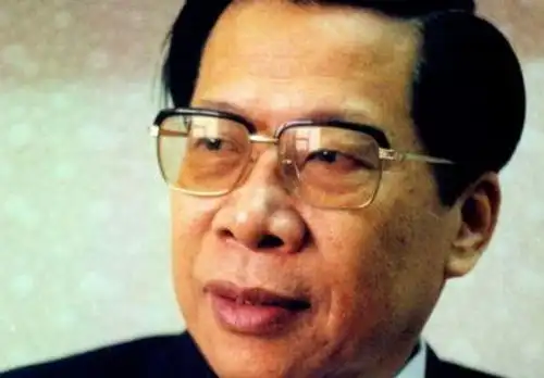 前央视台长杨伟光14岁前没穿过鞋子,6分钟改变新闻联播规矩
