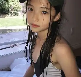 混血萝莉十岁签约了韩国顶级公司,成gd师妹,拥有了近一百万粉