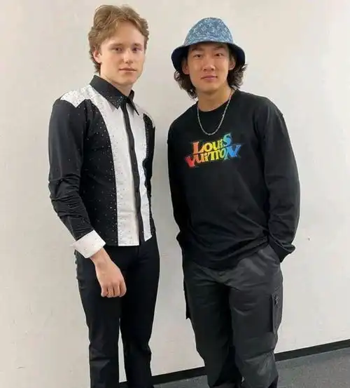 苏翊鸣追星羽生结弦亲手为自己偶像送大礼,公开把偶像一顿夸赞