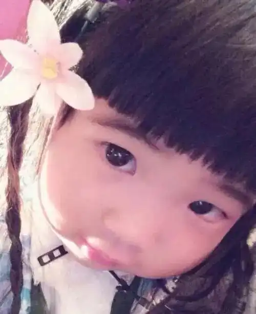 曹格全家近照,姐姐7岁了女大十八变,时尚辣妈把姐姐养成这样