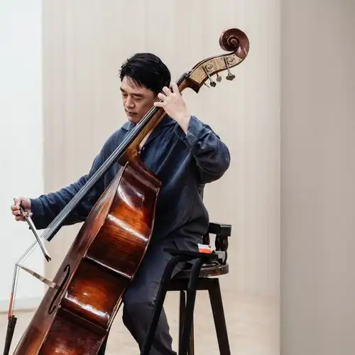 在49岁的尾声,王耀庆第一次拉响低音大提琴,自言自语85分钟