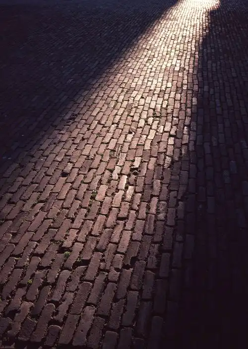 通向远方的砖头铺成的道路图片设计笔记