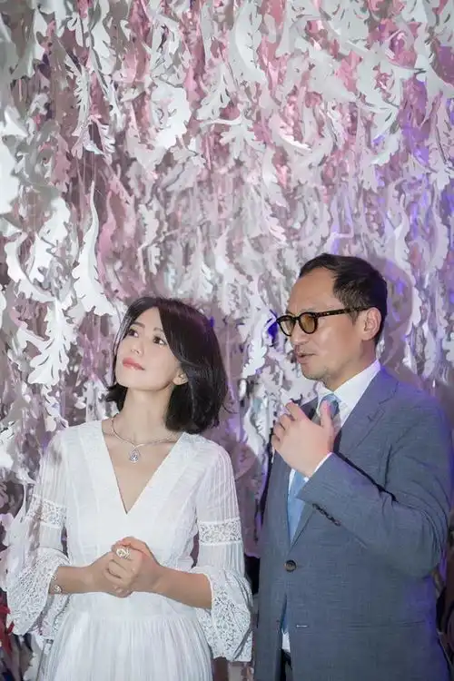 高圆圆仙女范十足,剪掉10年长发变波波头配白色连衣裙,高贵典雅