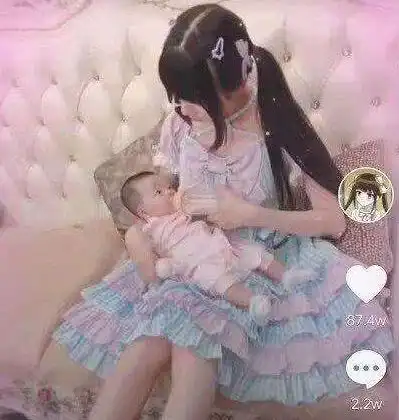 抖音萝莉姐一夜爆红,只因一张喂孩子吃奶照,网友太嫩了