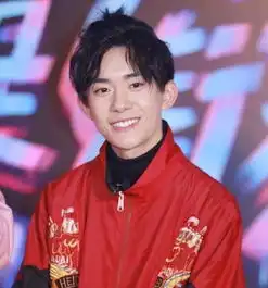 街舞黄子韬聊污段子,易烊千玺假装听不懂,却被表情出卖了