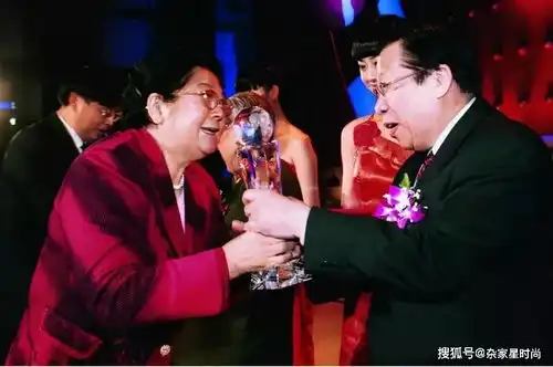 广东穷小子杨伟光14岁前没穿过鞋,用6分钟改变新闻联播规则