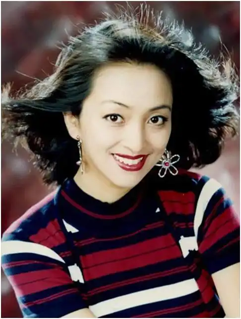 知名老戏骨前嫁日本人后嫁美国人,56岁单身与狗生活,住宅显寒酸