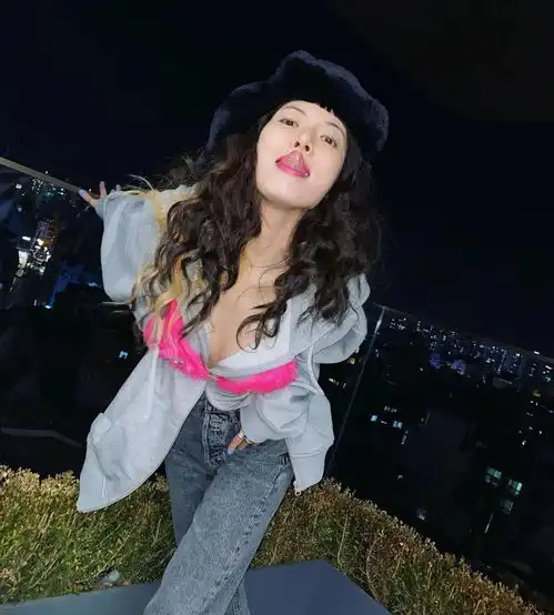 泫雅ins更新姐的小蛮腰你羡慕么