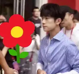 千玺录制中秋晚会被围观,脸和脖子肤色差距大,网友都怪军训