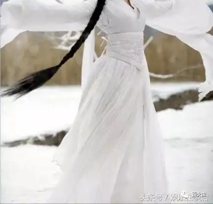 看服装猜人物,有一张赵丽颖,一张杨幂,你能认出来吗