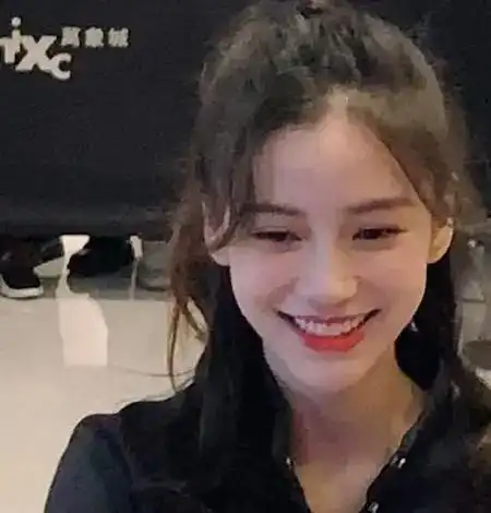 31岁杨颖上台领奖,摄影师无意关掉美颜,颜值翻车素颜照黄晓明女明星baby杨颖十六国网易订阅