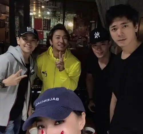 霍建华和林心如前男友林志颖罕见同框,搭着欧弟肩膀卖萌心情极佳