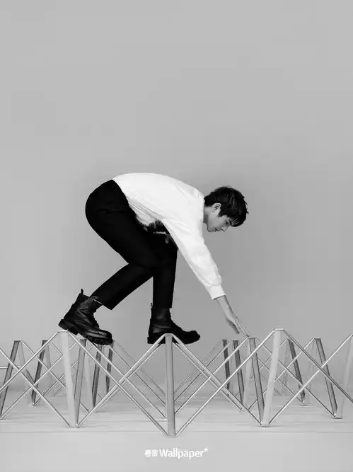 刘昊然登卷宗wallpaper封面经典黑白穿搭演绎结构艺术