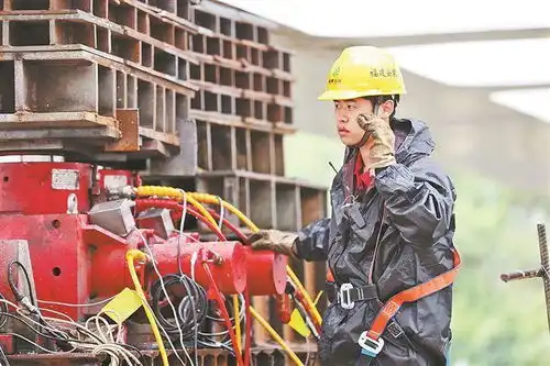 11天上跨沈海高速厦门段2054吨钢拱桥顶推成功