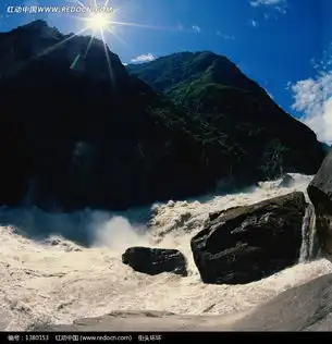 高山下奔腾的流水图片