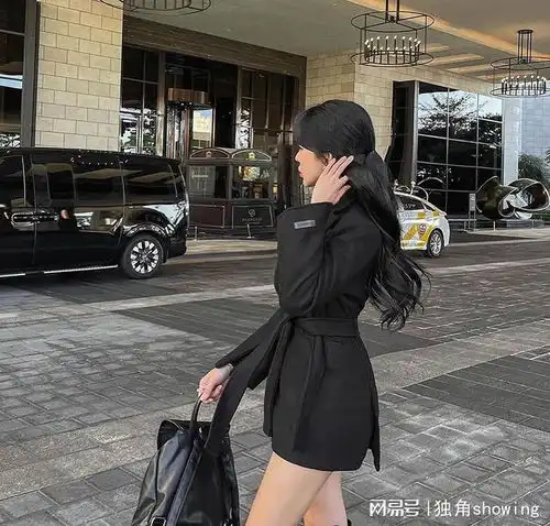 打造时尚动感搭配黑色透明小衫和皮裙,展现完美气质