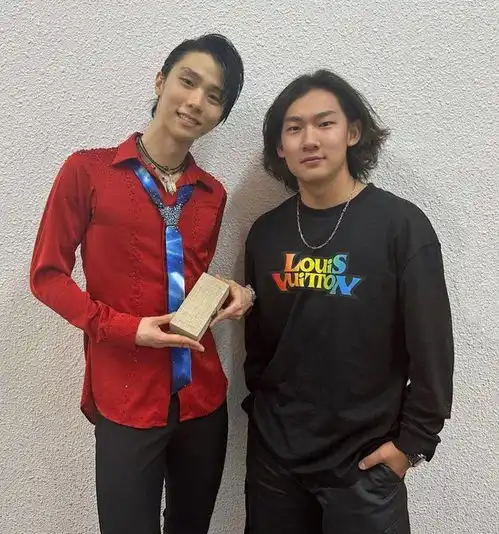 破次元壁奥运冠军苏翊鸣在日本,晒与羽生结弦合影,狂赞传奇